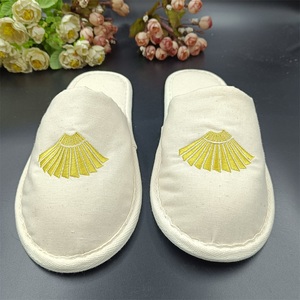Chaussons <span class=keywords><strong>Mandarin</strong></span> écologiques personnalisés biodégradables en coton avec logo du secteur brodé à bout fermé et semelle en bois - Product Image 3