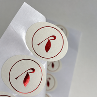 Étiquette autocollante personnalisée en papier synthétique rouge résistant à l'huile avec finition métallique pour les sceaux de marque