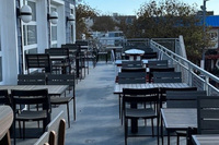 Ensemble table et chaises de restaurant en aluminium aviation empilables de qualité commerciale, en stock dans notre entrepôt local aux États-Unis
