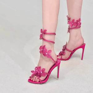 รองเท้าส้นสูงหัวแหลมแบบมีสายรัดข้อเท้า ดีไซน์หรูหรา คุณภาพสูง ปี 2026  วัสดุผ้าไหม  กันลื่น  แฟชั่นทันสมัย  ดีไซน์หรูหรา  พื้นสีแดง - Product Image 4