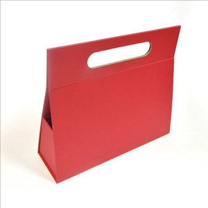 <span class=keywords><strong>Triangle</strong></span> Hollow Out Handle Magnetic Folding Packaging <span class=keywords><strong>Box</strong></span> Customized Solid Gift <span class=keywords><strong>Box</strong></span> Embalagem para Toy Vestuário Perfume Cosmético
