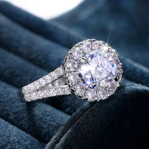 Anello con cristalli rotondi per donna, elegante accessorio di moda per feste e tutti i giorni - Product Image 4