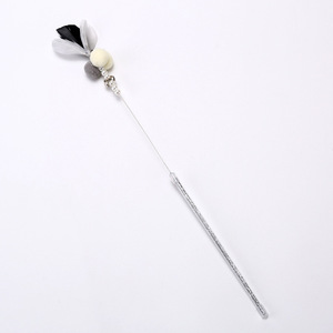 Bâton de chatouillage pour chat avec plume et clochette - Jouet sonore artisanal pour chats, Fournitures pour animaux de compagnie - Product Image 5