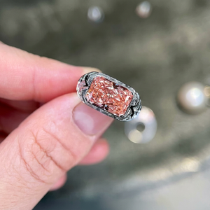 Anillo de Oro Blanco de 18 Quilates con Diamante Cultivado en Laboratorio de 5 Quilates, Color Rosa Intenso, Pulido Radiante, Excelente, VVS2, Certificado IGI - Product Image 1