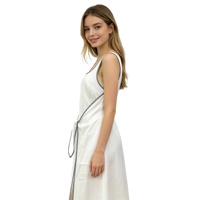 Robe longue de plage blanche personnalisée, col carré, passepoil contrastant, sans manches, taille à nouer, fente avant – Fabrication OEM/ODM