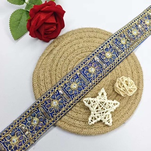 Fita Decorativa Multicolorida com Bordado Floral de Strass e Lantejoulas em Cordão Dourado para Saree, Casamento e Trajes Étnicos - Product Image 3
