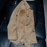 Veste Safari en Daim Camel pour Homme, en Cuir Véritable de Mouton Hybride Importé, Manteau de Chasse avec Poches à Rabat – Vente en Gros