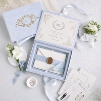 Coffret d'invitation de mariage de luxe personnalisé en velours avec logo en feuille d'or et fermeture magnétique