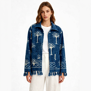 Chaqueta de Mujer en Algodón Azul Índigo con Estampado de Palmeras, Cuello Camisero y Dobladillo con Flecos - Product Image 1