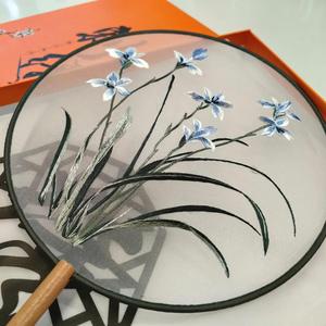 Abanico de Bambú Bordado con Flores Tradicionales, Ecológico, Portátil, Artesanal, Estilo Japonés, con Diseños Grabados - Product Image 5