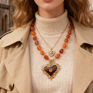 Collar geométrico de resina con cuentas en forma de corazón, chapado en oro de 18k, engaste de bisel, joyería de moda para otoño/invierno, cadena para clavícula, origen Yiwu - Product Image 1