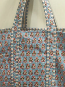 Sac fourre-tout matelassé floral imprimé à la main, réversible, en coton, réutilisable, grand sac à bandoulière, sac à main en tissu écologique - Product Image 2