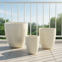 Vase décoratif moderne en fibre de verre blanc, motif floral en relief, pot de forme seau pour fêtes, hôtels et usage commercial