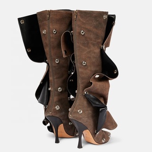 Botas largas de mezclilla para mujer con remaches metálicos, parte superior plisada, tacones finos altos, punta puntiaguda y ajuste ancho hasta la rodilla - Product Image 6