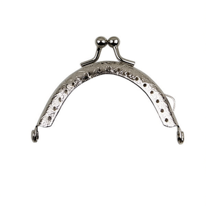 Manico semicircolare per borsa Ilan 10 cm con incisione a rilievo per borse - Product Image 2