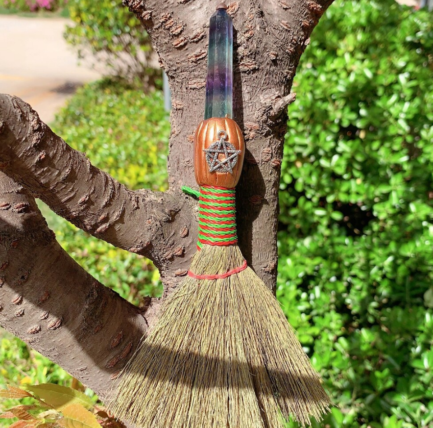 Scopa Decorativa Da Altare Wiccan - In Erbe Naturali E Cristalli, Per Halloween E Decorazione