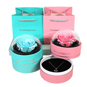 Caja de Regalo de Joyería Acrílica Redonda con Rosa Eterna Preservada en Jabón, Caja de Regalo Decorativa de Joyería Acrílica para el Día de la Madre o San Valentín - Product Image 4