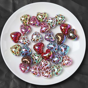 Vente chaude 21*25mm Acrylique Solide Impression Léopard UV AB Coeur Perles pour Chunky Collier Perlable Stylo Téléphone Chaînes Fabrication de Bijoux - Product Image 3