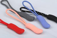 Tiradores de Cremallera Personalizados con Deslizadores de Bloqueo Automático de PVC Suave 3D en Relieve, Color Personalizado de Alta Calidad para Ropa y Bolsos