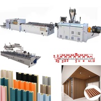 Machine d'extrusion de panneau mural PVC/WPC à double vis automatique étanche 5-7 m/min pour panneau cannelé et profilés décoration de la maison