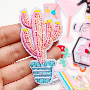 गुलाबी प्यारा मीठा दिल का फूल बर्फ-क्रीम कैक्टस कढ़ाई पैच कस्टम लोगो कपड़ों के लिए पैच पर लोहे की कढ़ाई - Product Image 2