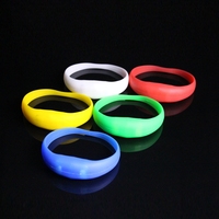 Beleuchtete Feiertage Personalisiertes LED-Armband mit Logo Ein Werbeartikel, der Leuchtet