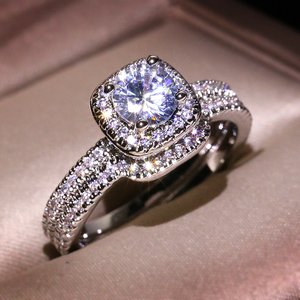 ผู้ผลิตเครื่องประดับแฟชั่นขายตรง KYRA0836 CZ แหวนออกแบบที่เรียบง่ายแพลทินัมชุบ3A แหวนเพทายสำหรับผู้หญิง - Product Image 1