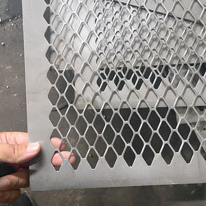 Plaque perforée antidérapante pour pavage de rampes industrielles et utilisation sur passerelles - Product Image 2