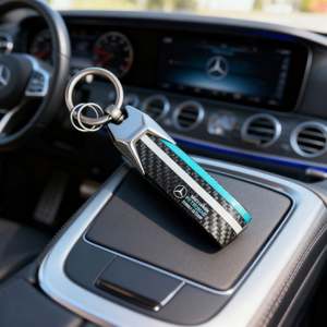 Llavero de Aleación de Zinc con Diseño de Fibra de Carbono y Logotipo Deportivo Tricolor para Mercedes-Benz y Audi, Estilo Lujoso y Moderno - Product Image 2