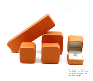 Sang trọng PU da hộp đồ trang sức biểu tượng tùy chỉnh hình chữ nhật cho vòng vòng Vòng cổ hiển thị đơn giản vuông có sẵn nhựa giấy carton - Product Image 3