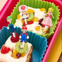 Mini-fourchettes jetables en plastique à motifs animaux et fruits pour enfants, idéales pour les boîtes à bento et les déjeuners.