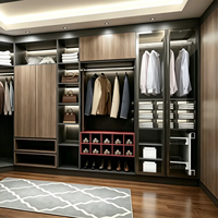 Projet de rénovation intérieure : Armoire sur mesure, vitrine moderne en verre avec éclairage d'ambiance LED pour condo et appartement