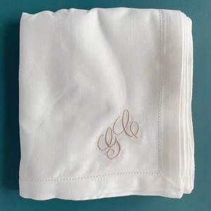 Bandanas bordadas blancas Guía de opciones asequibles personalizadas sobre cómo bordarlas - Product Image 1