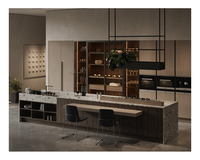 Armoire de cuisine murale en bois avec porte en verre italien de luxe avec évier