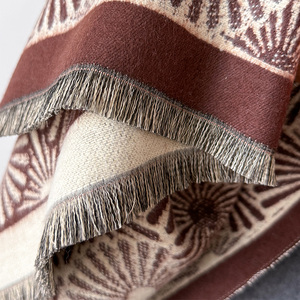 La nouvelle version coréenne de l'écharpe de luxe haut de gamme et légère Daisy, associée à un châle et une cape simple, est polyvalente - Product Image 4