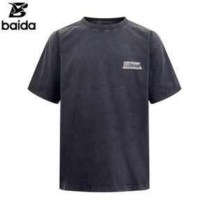 T-shirt homme gris foncé à col rond et manches courtes, coupe ample, en jersey de coton respirant, avec logo imprimé et effet délavé, idéal pour l'été - Product Image 1