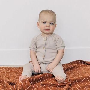 Mono de punto de manga corta para bebé de algodón orgánico - Product Image 3