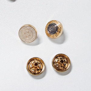 Bottoni in Metallo Smaltato in Lega di Zinco Dorati e Argentati Personalizzati per Camicie da Uomo, Fornitura di Fabbrica - Product Image 4