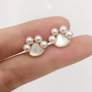 Boucles d'oreilles clous Yili vintage tendance en argent S925 avec perle blanche et motif patte de chat mignon pour femme, idéales pour les fêtes et les cadeaux d'anniversaire - Product Image 6