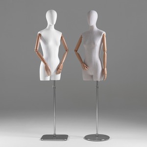 <span class=keywords><strong>Maniquí</strong></span> Femenino Moderno con Manos de Madera Móviles y Cuerpo de Tela <span class=keywords><strong>para</strong></span> Exhibición de <span class=keywords><strong>Ropa</strong></span> en Escaparates - Product Image 4