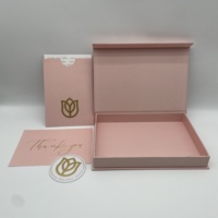 Boîte cadeau magnétique rose personnalisée avec autocollant de remerciement, logo estampé or, emballage en papier texturé de luxe pour journal