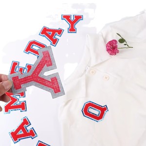 Venta al por mayor Varsity Chaquetas cortas EE. UU. Parches Aplique <span class=keywords><strong>Pegamento</strong></span> <span class=keywords><strong>en</strong></span> hierro <span class=keywords><strong>en</strong></span> purpurina azul y parches de letras de chenilla roja - Product Image 4