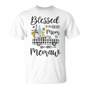 Camiseta con estampado digital de camión de gnomos y la frase "Blessed To Be Called Mom And Memaw", unisex, cuello redondo, manga corta, para adultos - Product Image 2