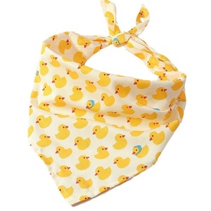 وشاح سريع الجفاف للحيوانات الأليفة للكلاب والقطط، مقاسات S M L، مطبوع بتصميم البط، يدعم التخصيص، الحد الأدنى للطلب منخفض، إكسسوار رقبة للحيوانات الأليفة الصغيرة - Product Image 1