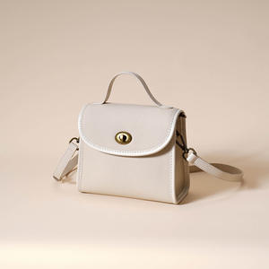 Nouveau sac carré de petite taille en cuir véritable à la mode avec style unique à bandoulière unique, fermeture à glissière imperméable - Product Image 2