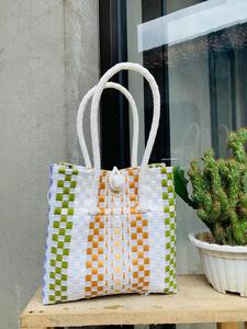 Elegante bolso de mano de alta calidad para mujeres adultas Accesorio Premium hecho de plástico indonesio reciclado tejido de moda - Product Image 4