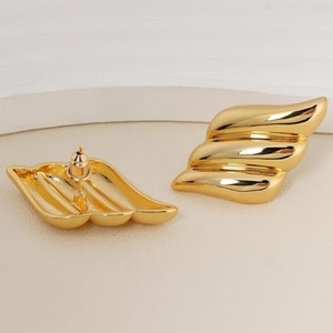 ต่างหูทรงโดมแบบหนา ดีไซน์ทันสมัย ชุบทอง น้ำหนักเบา เหมาะสำหรับผู้หญิง ตกแต่งด้วยปีกและพื้นผิวแบบมีเท็กซ์เจอร์ ทำจากสแตนเลสสตีล - Product Image 3