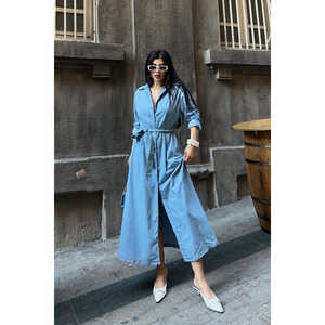 Vestido camisero midi de mezclilla con cuello vuelto, estilo cruzado y lazo, en tono oscuro liso, transpirable, para mujer. - Product Image 1