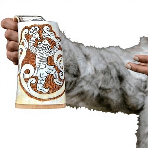 Chope à bière en corne sculptée motif loup, style Viking, en matériau organique, forme naturelle polie, portable, personnalisable, style médiéval - Product Image 1