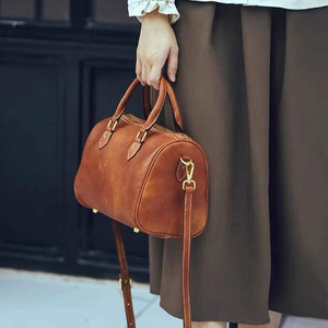 Sac à main Boston en cuir véritable marron café avec fermeture éclair, poignée souple et deux sangles, sac à bandoulière pour femme - Product Image 1